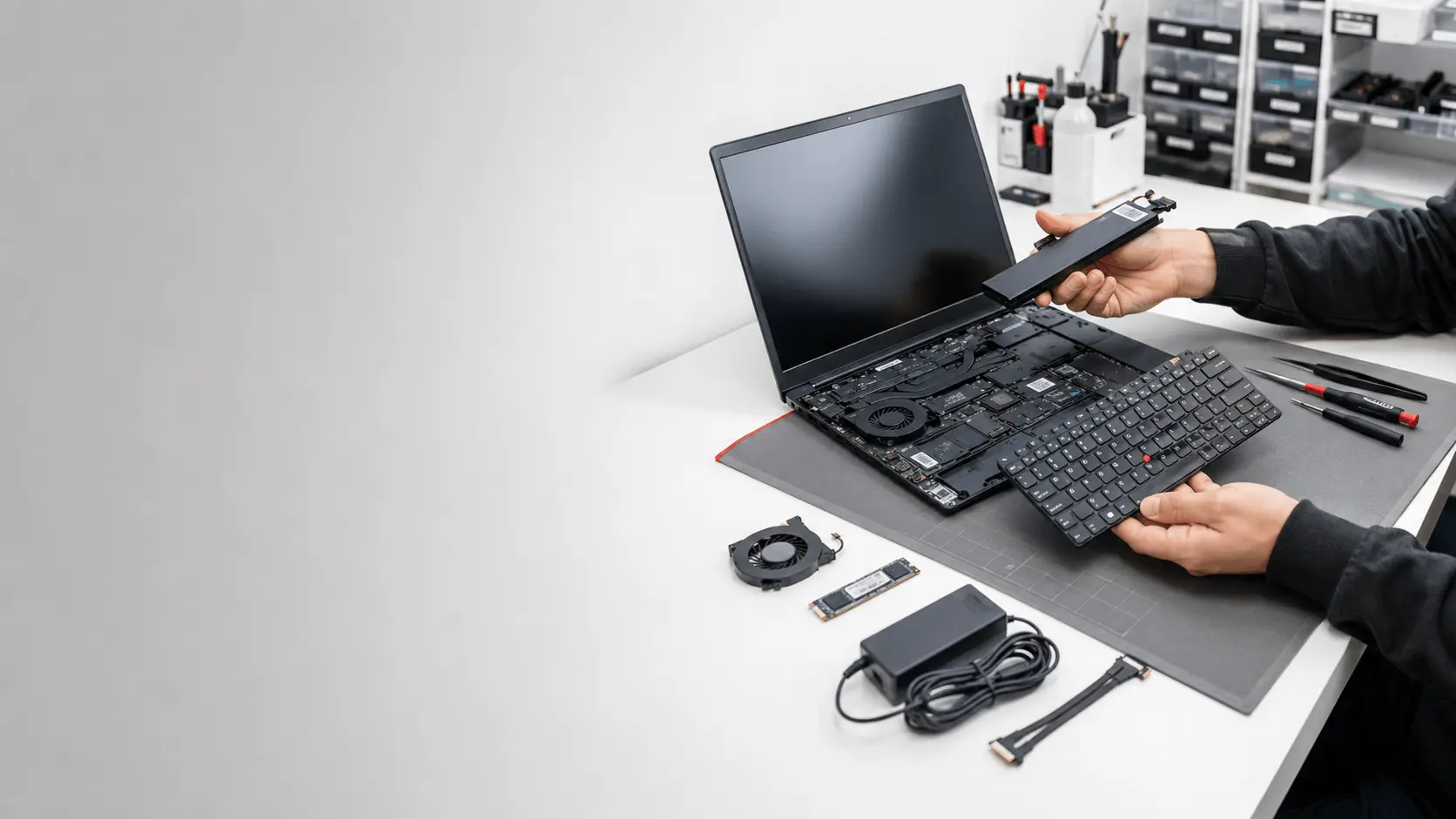 Notebook Lenovo junto a repuestos compatibles