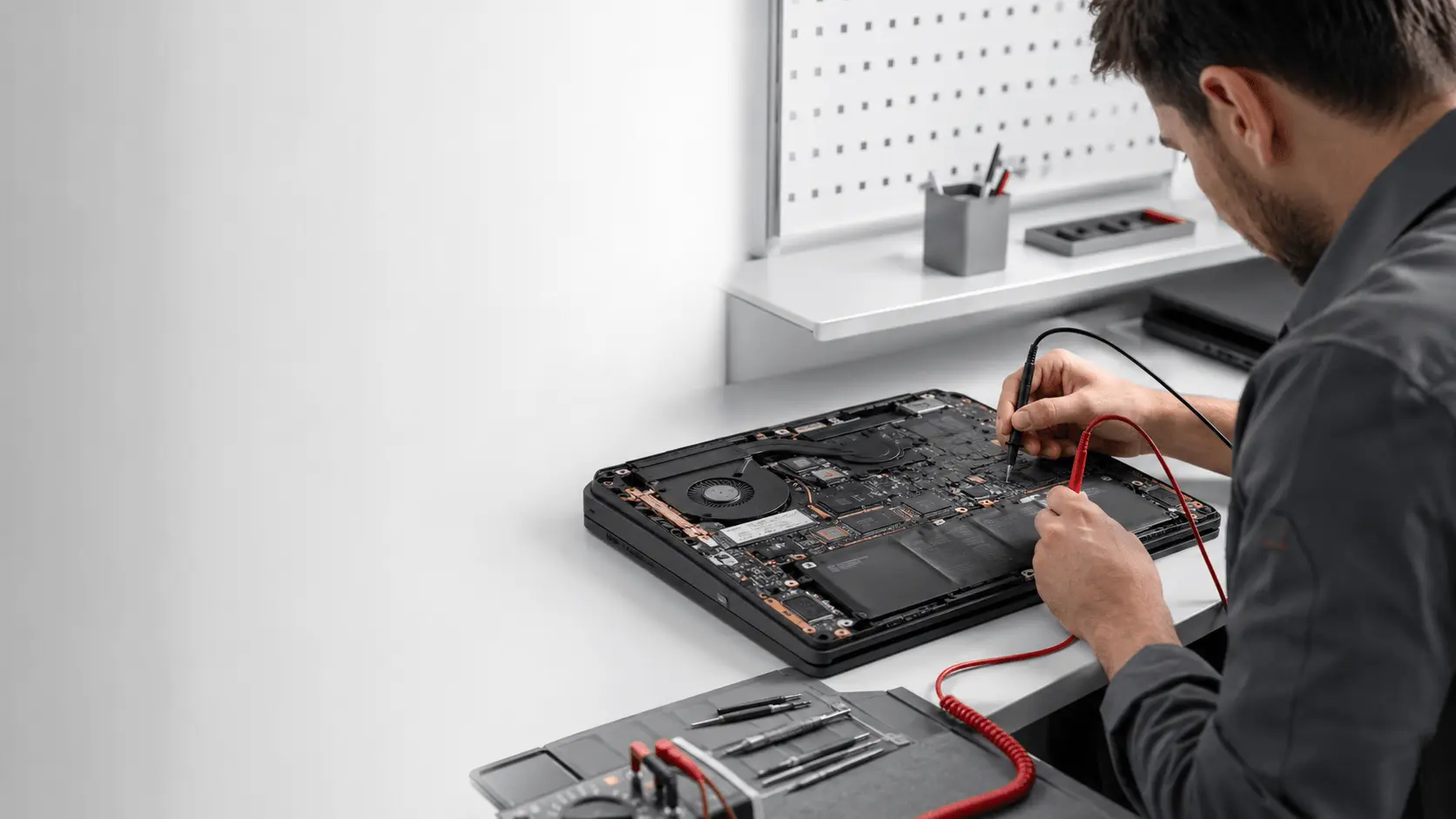 Técnico realizando mediciones en un notebook Lenovo